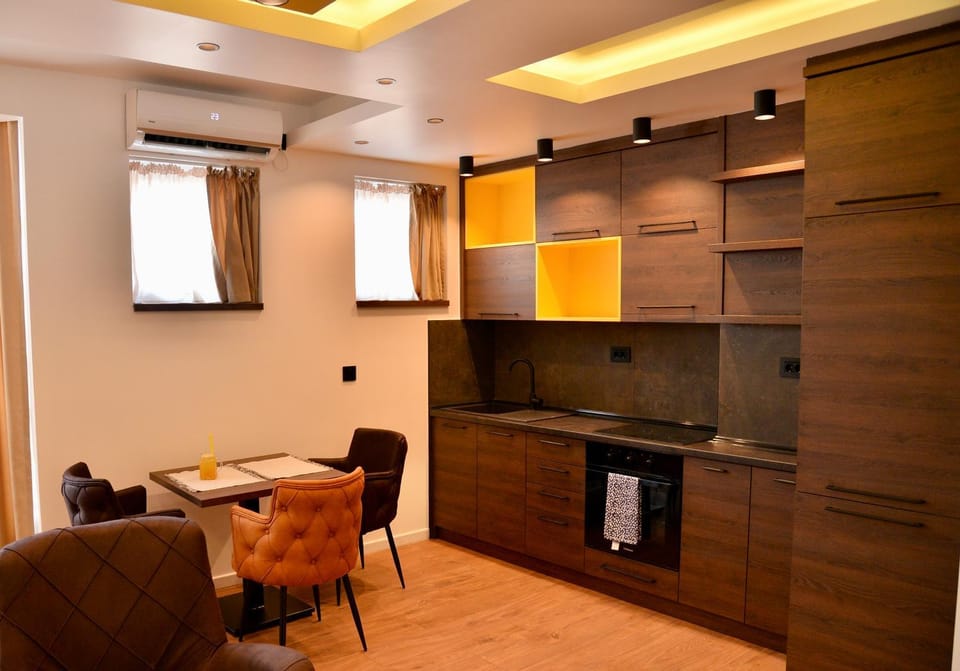 Kitchen or kitchenette, Dining area