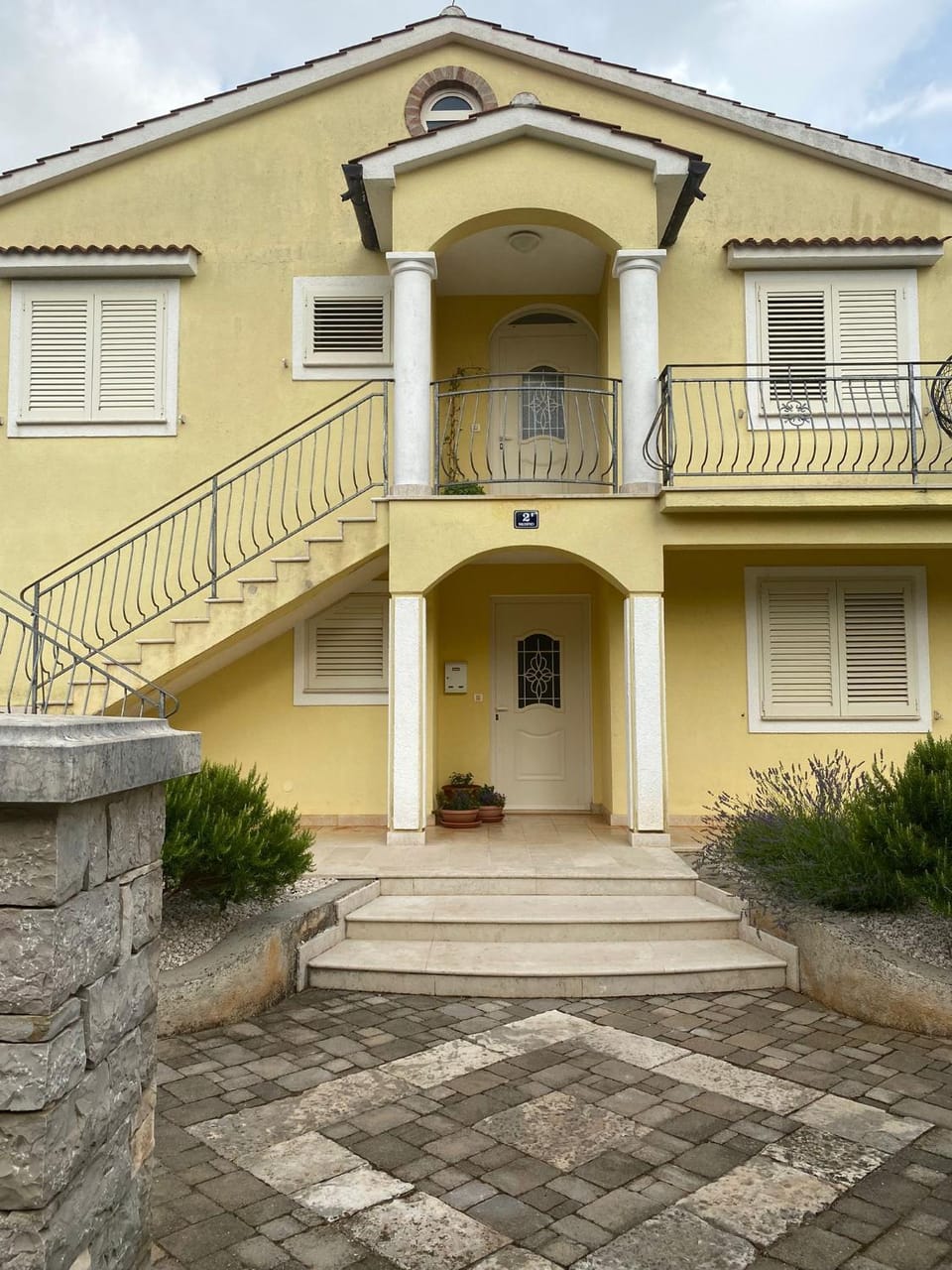 Property building, Facade/entrance, Day