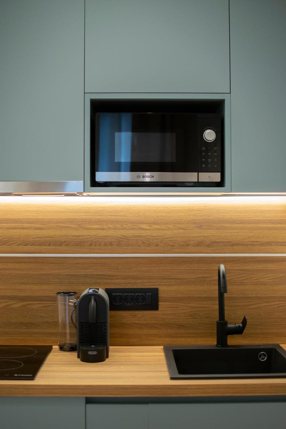 Kitchen or kitchenette, minibar