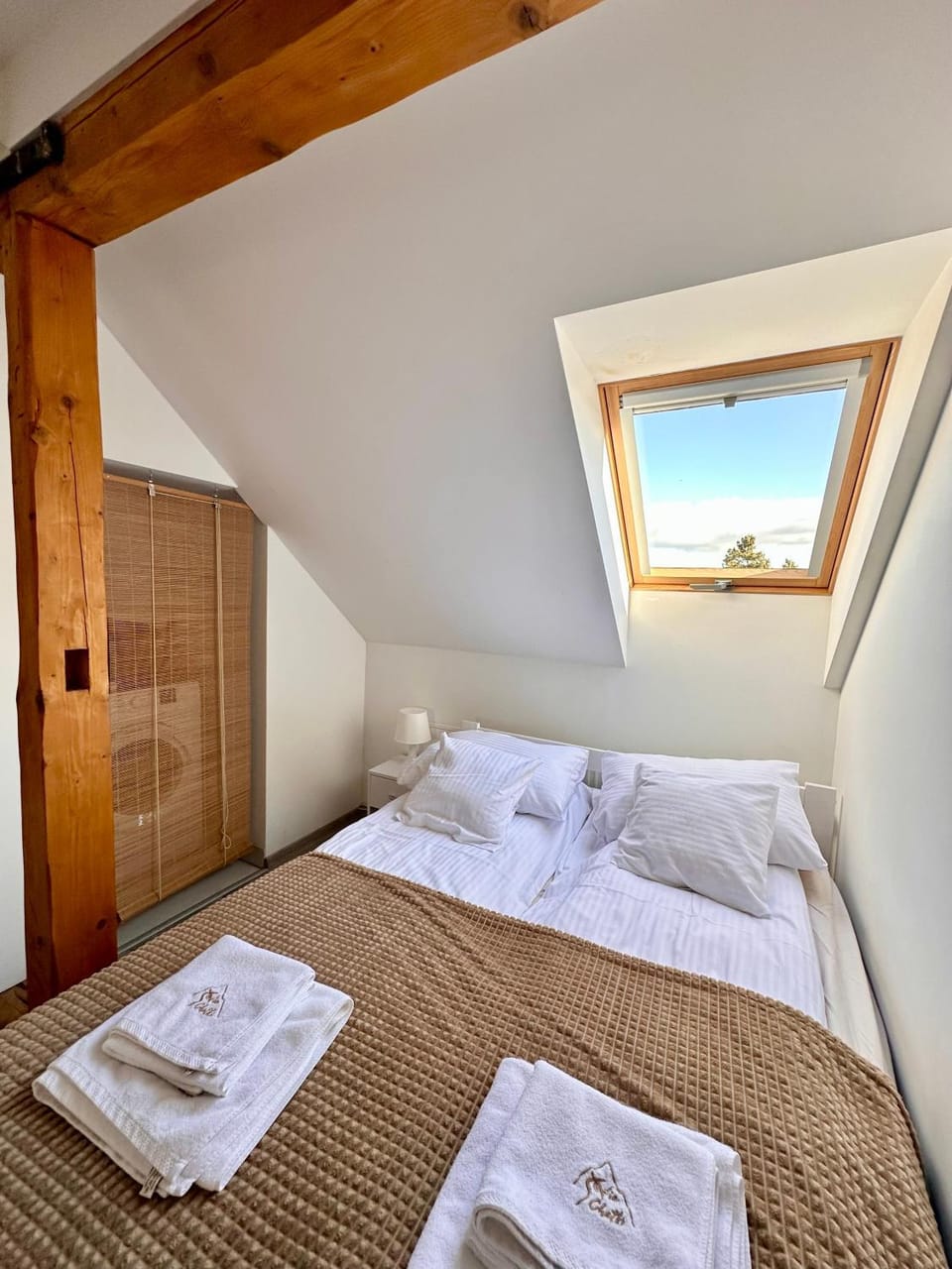 Bed, Photo of the whole room, Bedroom, towels, wardrobe, washing machine