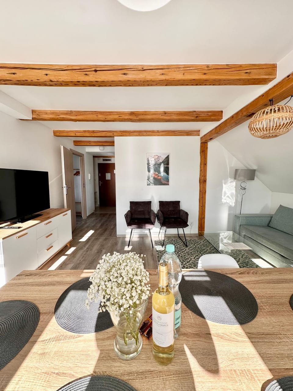Communal lounge/ TV room, TV and multimedia, Kitchen or kitchenette, Living room, Photo of the whole room, Seating area, Dining area, Evening entertainment