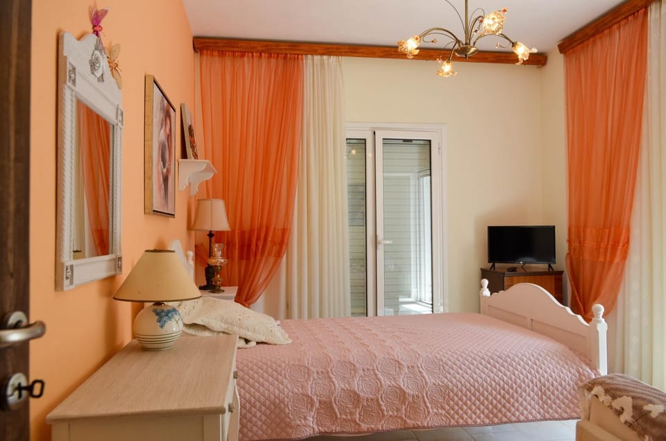 Bed, TV and multimedia, Photo of the whole room, Bedroom