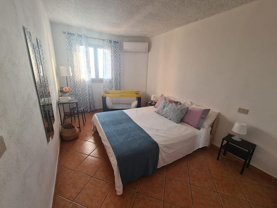 Bed, Photo of the whole room, Bedroom, cot