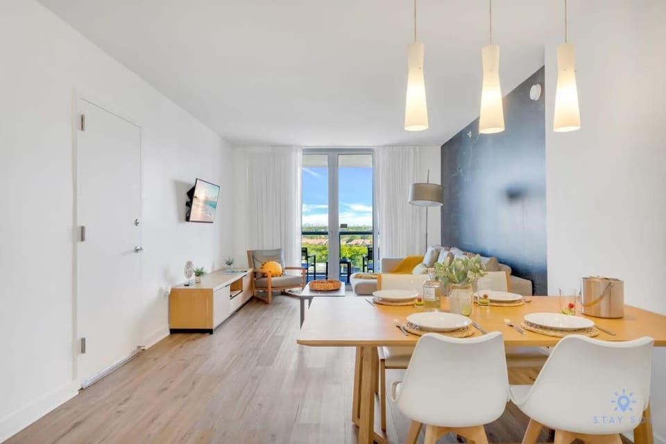 Spectacular Balcony plus Near Beach, Gym, Pool Apartment in Hallandale Beach