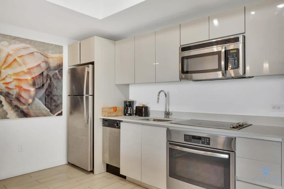 Spectacular Balcony plus Near Beach, Gym, Pool Apartment in Hallandale Beach