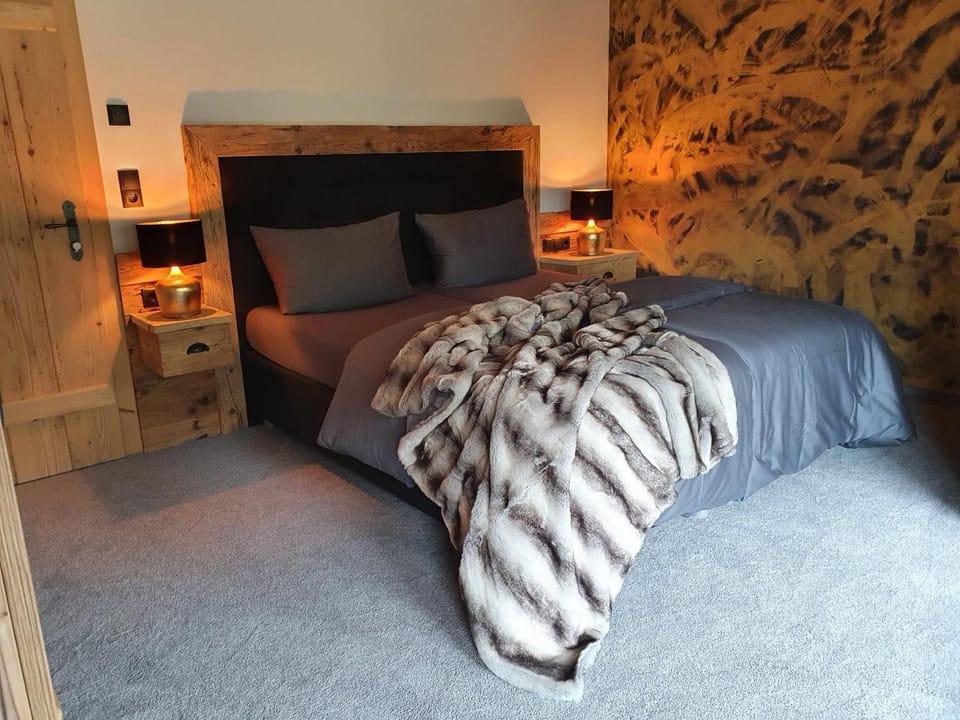 Bed, Bedroom, microwave