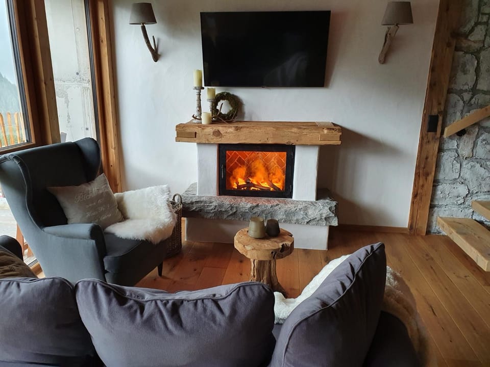 TV and multimedia, Living room, Photo of the whole room, Seating area, flat iron