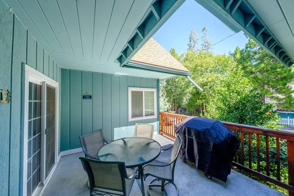 TheDragon's Den Mega Cabin Sleeps 12 Cabin in Lake Arrowhead