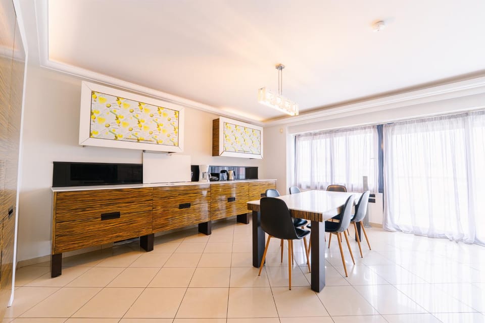 Kitchen or kitchenette, Dining area