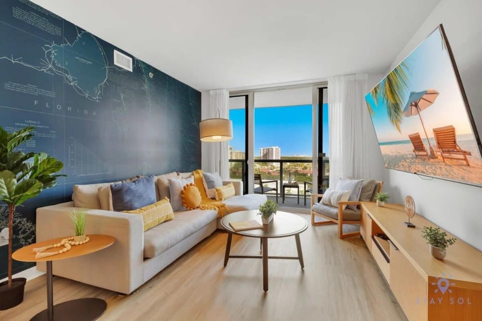 Infinite Views, Amazing Pool, Gym, Near Beach Apartment in Hallandale Beach