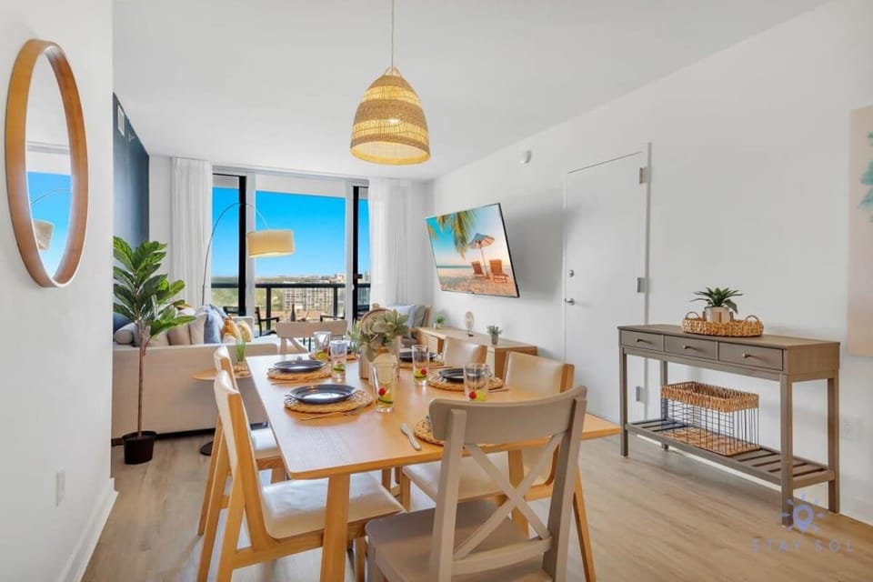 Infinite Views, Amazing Pool, Gym, Near Beach Apartment in Hallandale Beach