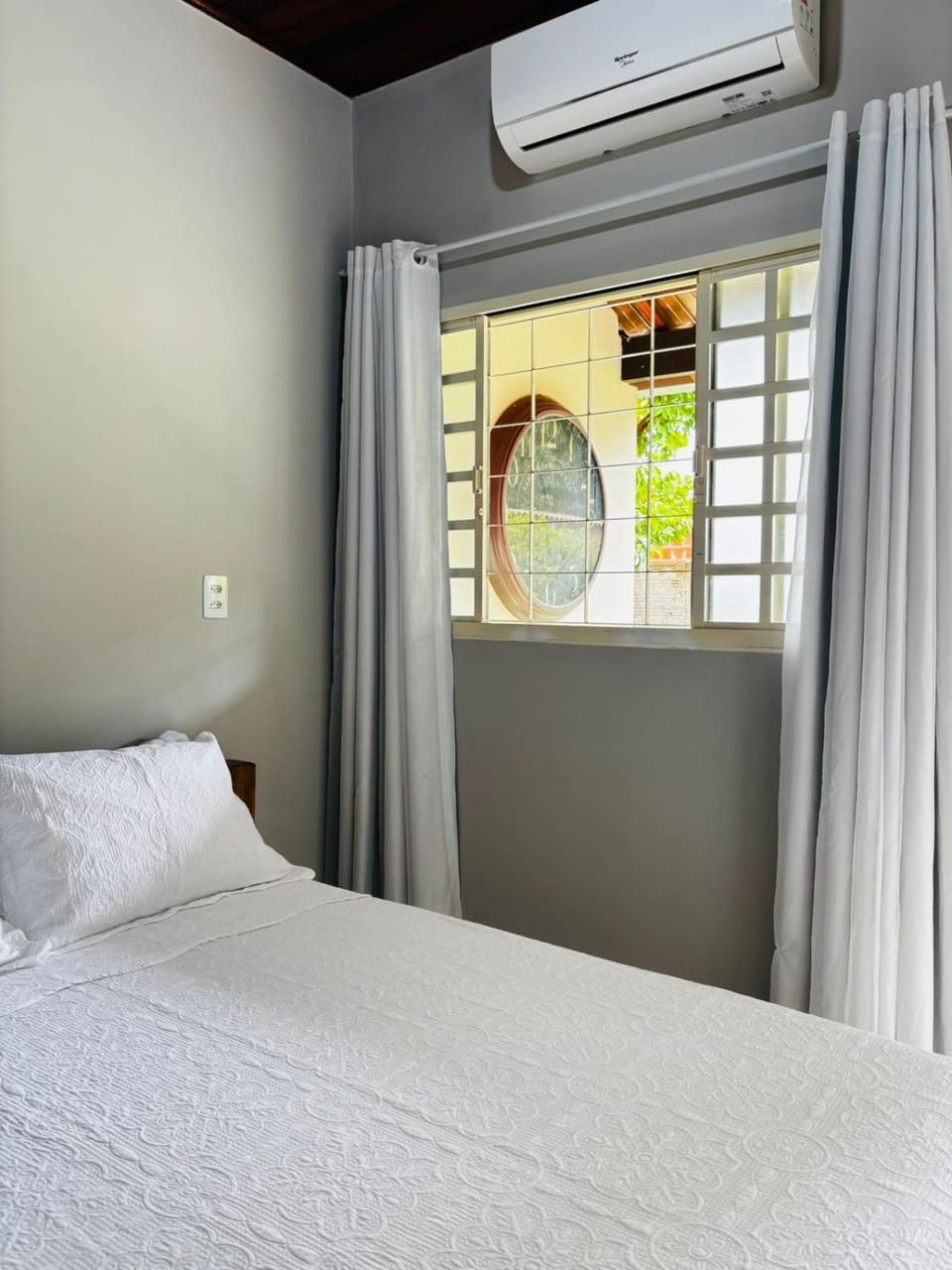 Bed, Bedroom, air conditioner