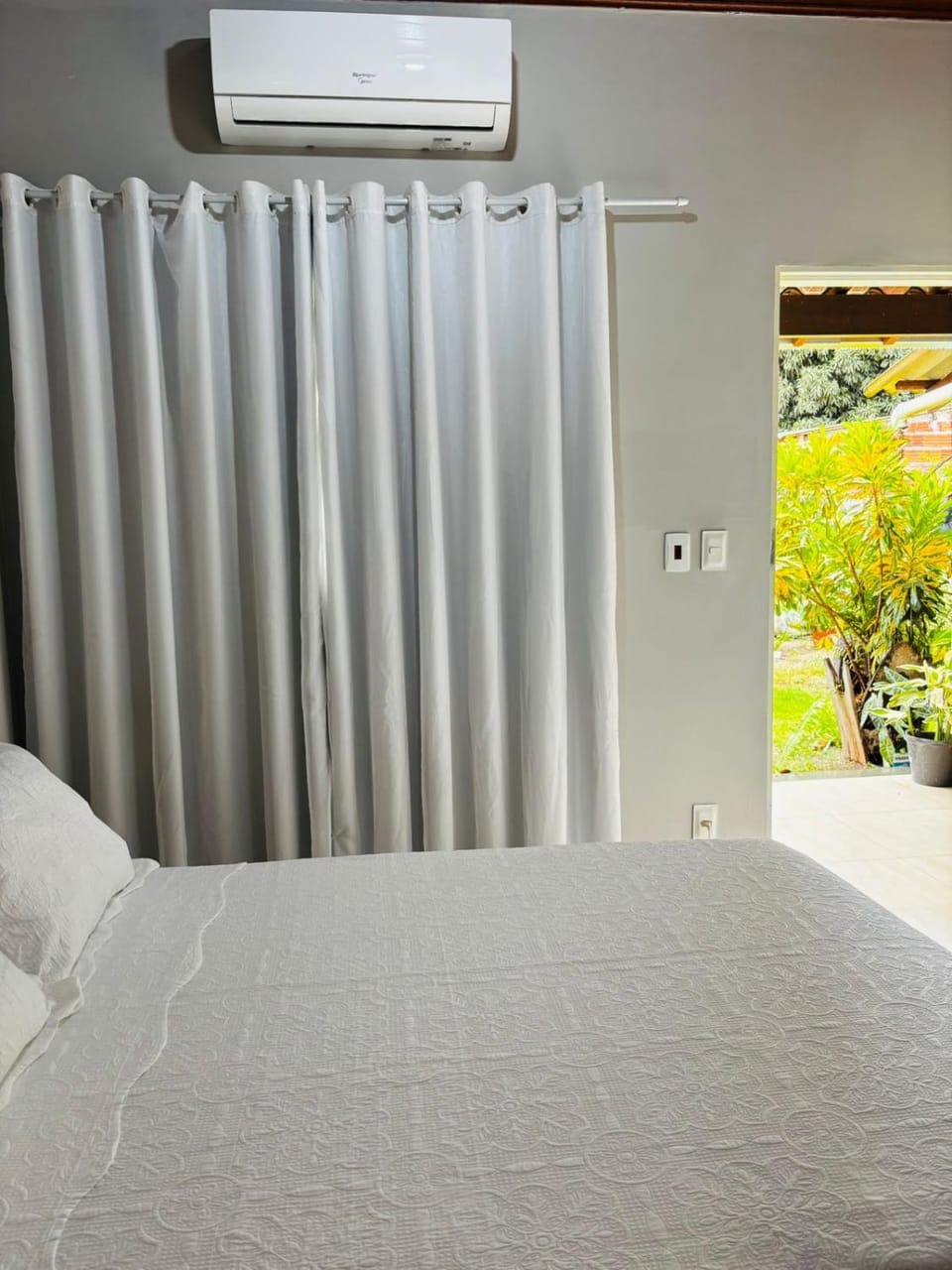 Bed, Bedroom, air conditioner