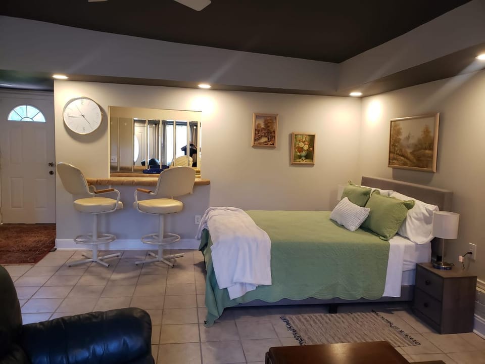 Bright & Spacious Studio Close to CLT Airport Bed and Breakfast in Gastonia