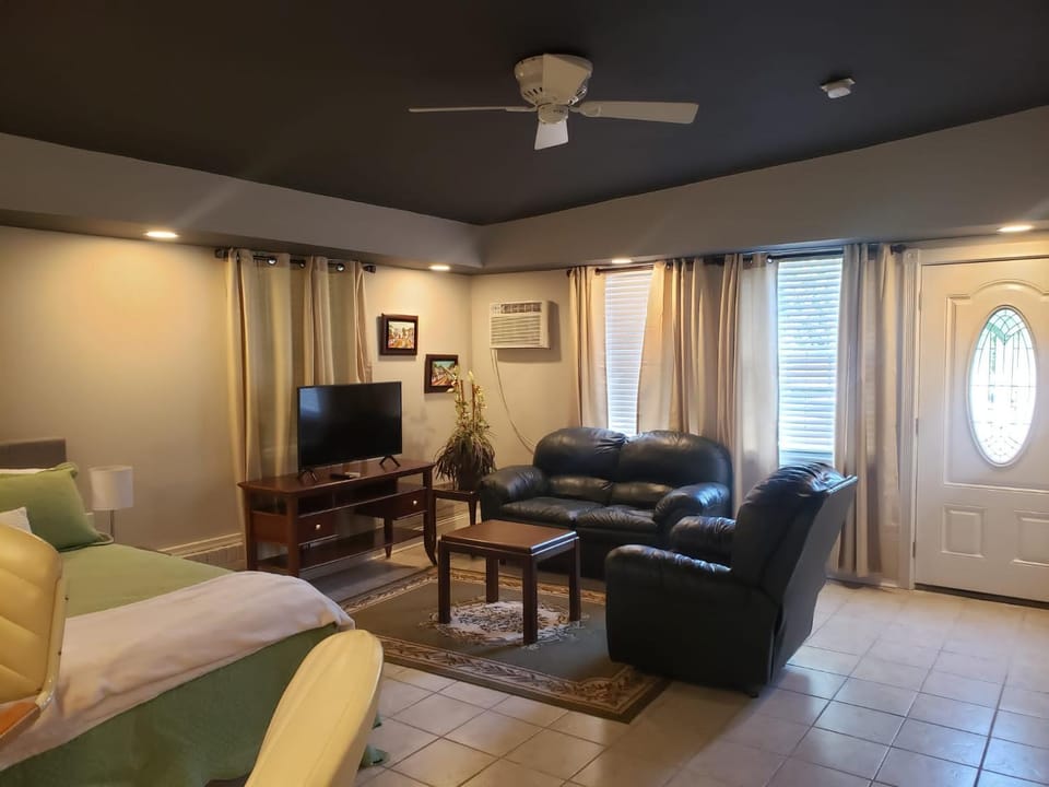 Bright & Spacious Studio Close to CLT Airport Bed and Breakfast in Gastonia