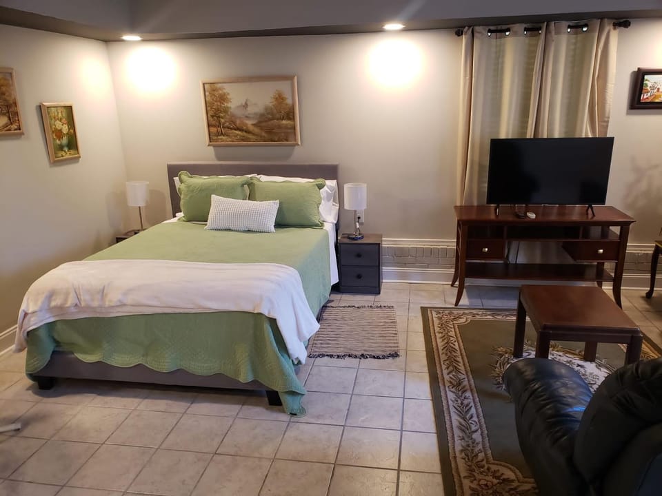 Bright & Spacious Studio Close to CLT Airport Bed and Breakfast in Gastonia