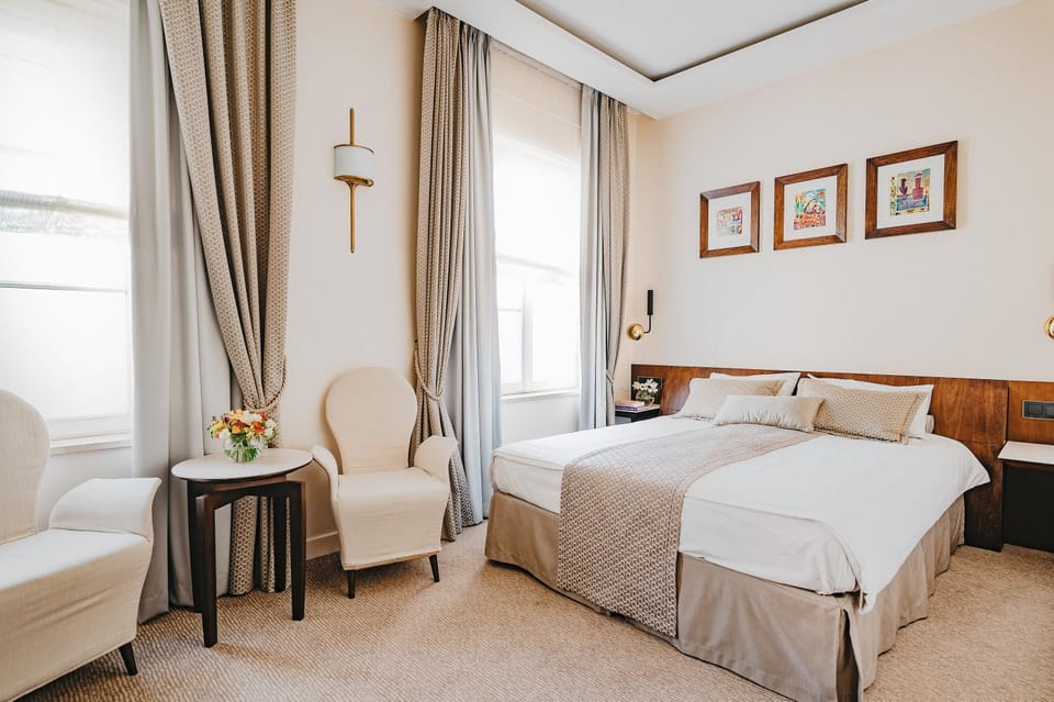 Bed, Living room, Photo of the whole room, Seating area, Bedroom, air conditioner