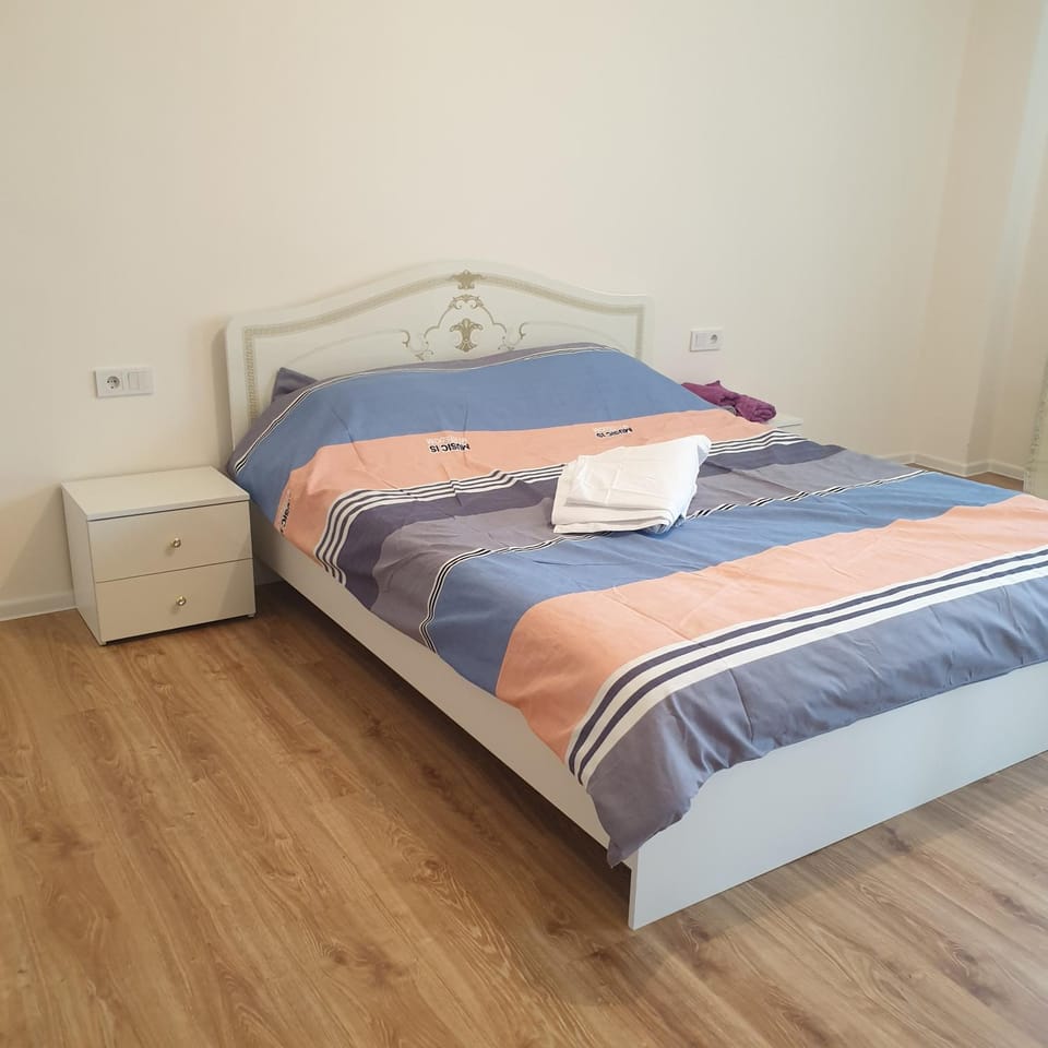 Bed, Photo of the whole room, Bedroom, towels
