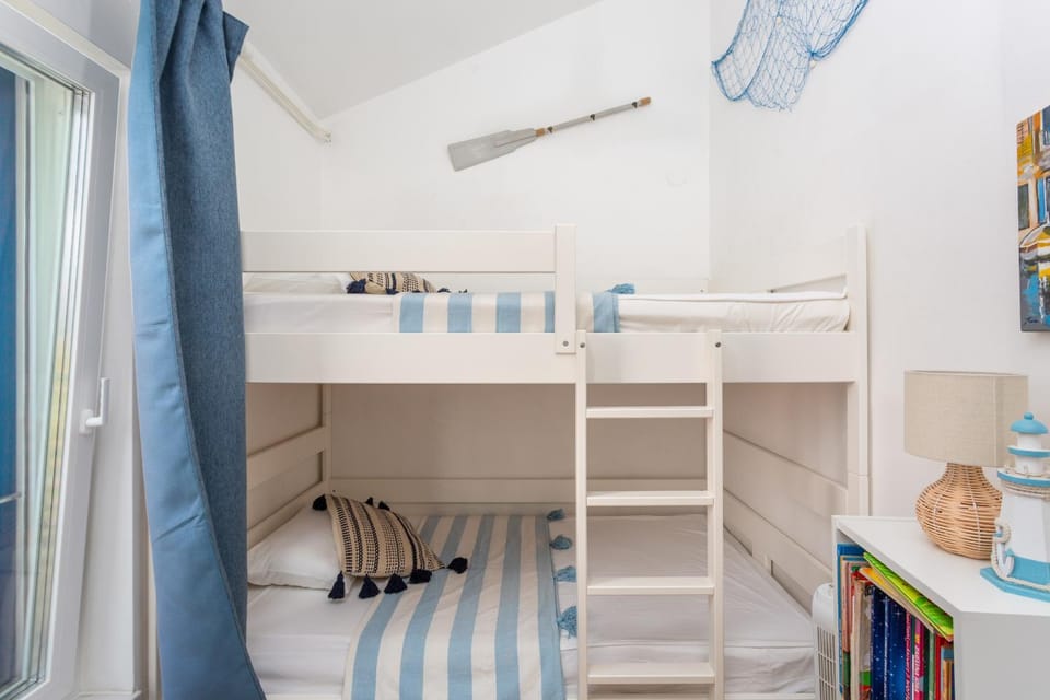 Bedroom, bunk bed