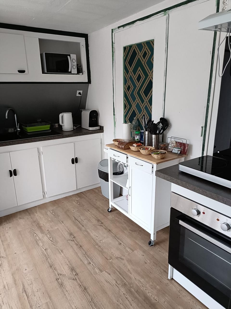 Coffee/tea facilities, Kitchen or kitchenette, oven, stove