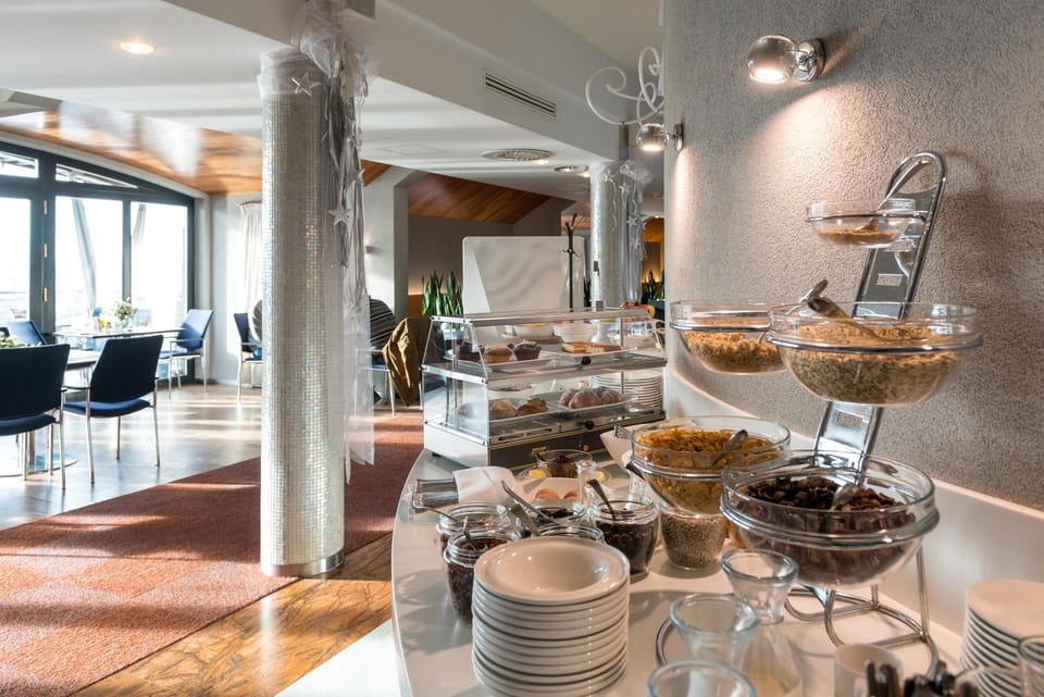 Restaurant/places to eat, Food close-up, Buffet breakfast