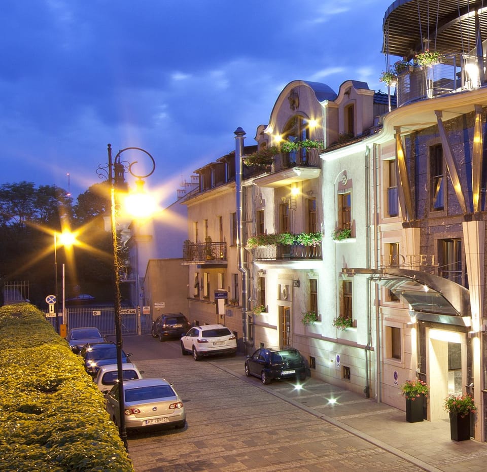 Nearby landmark, Facade/entrance, Off site, Night, Neighbourhood, Sunset