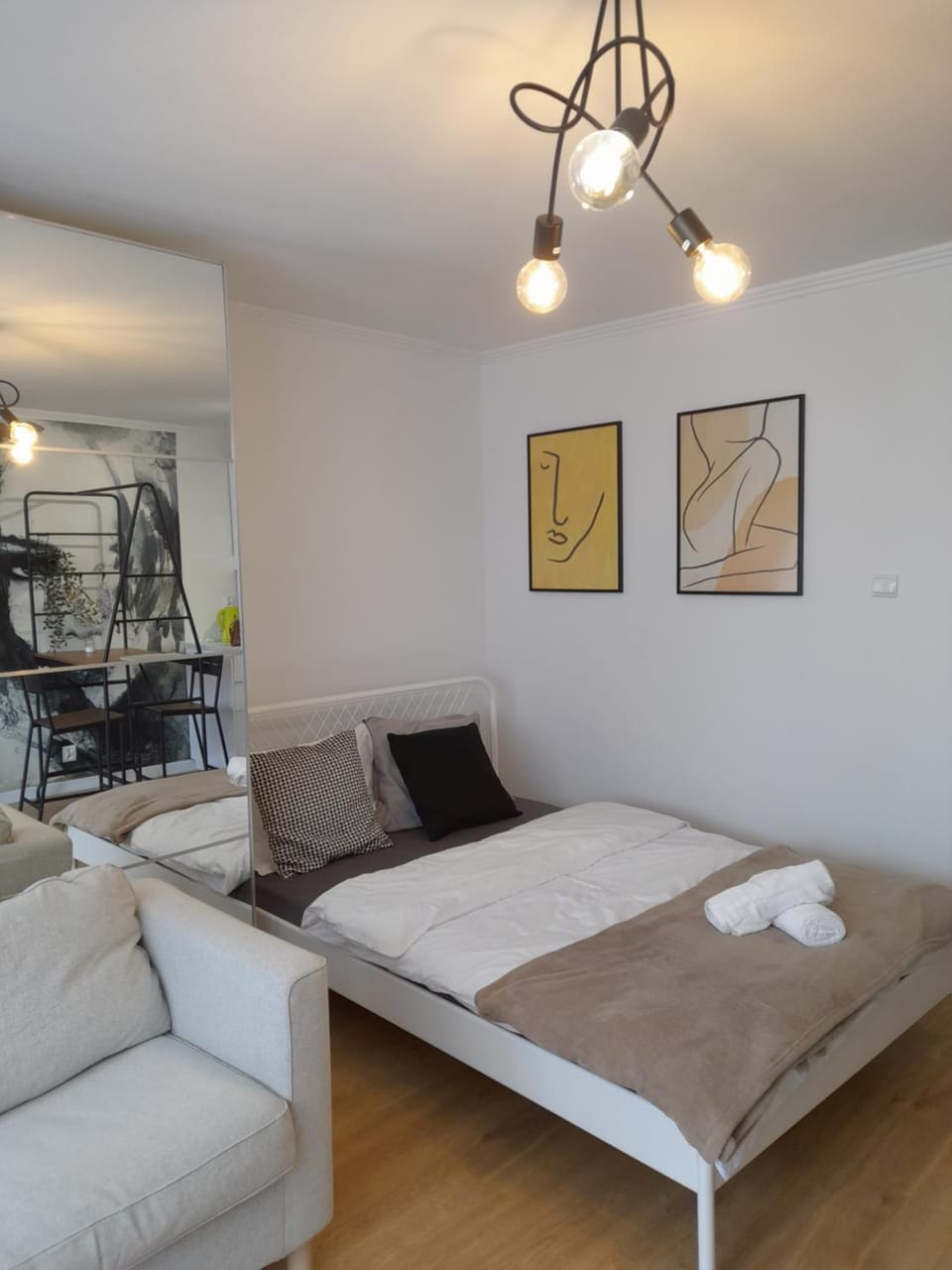 Bed, Photo of the whole room, Seating area, Bedroom, towels