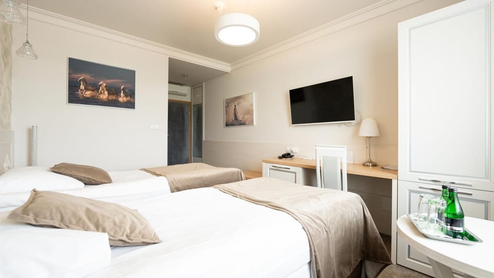Bed, TV and multimedia, Photo of the whole room, Bedroom, towels