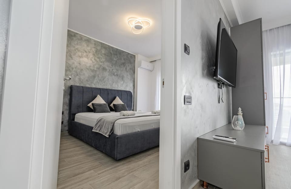 Bed, TV and multimedia, Photo of the whole room, Bedroom, towels