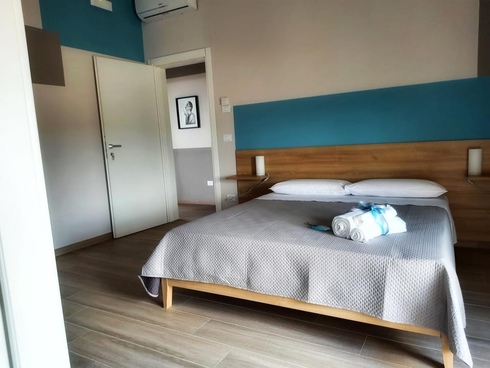 Bed, Photo of the whole room, Bedroom, air conditioner