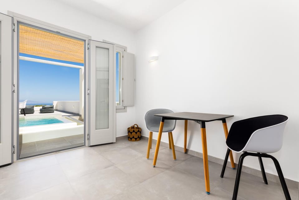 Dining area, Swimming pool
