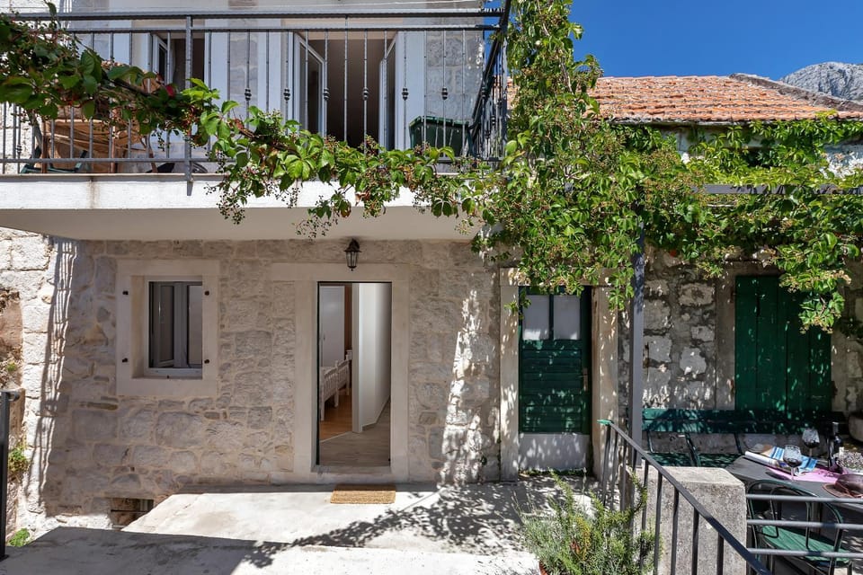 Property building, Patio, Facade/entrance