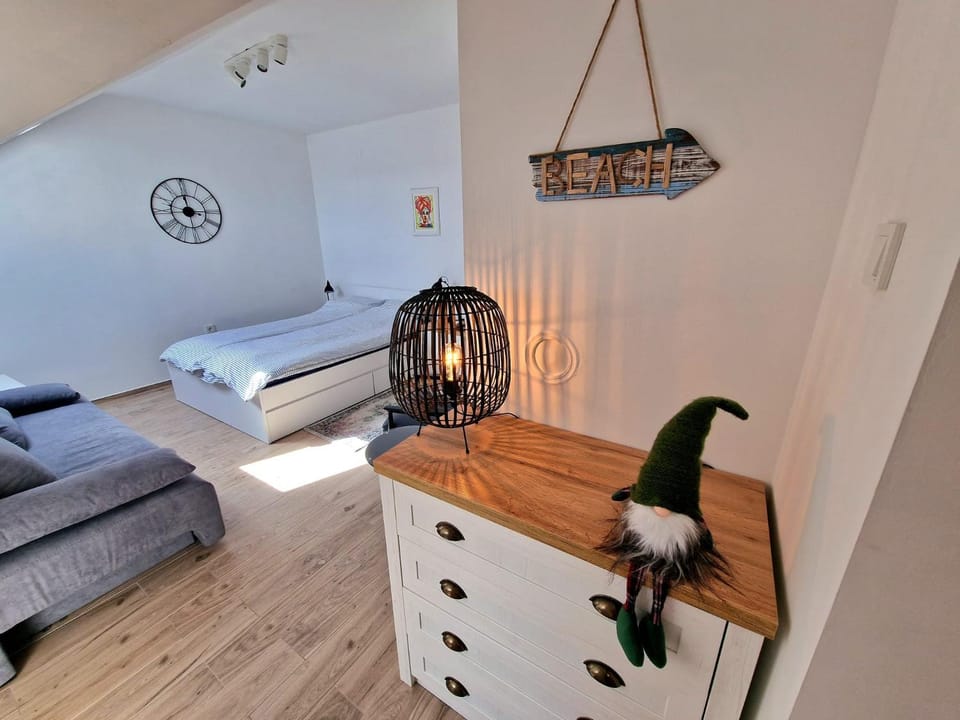 Bed, Living room, Bedroom