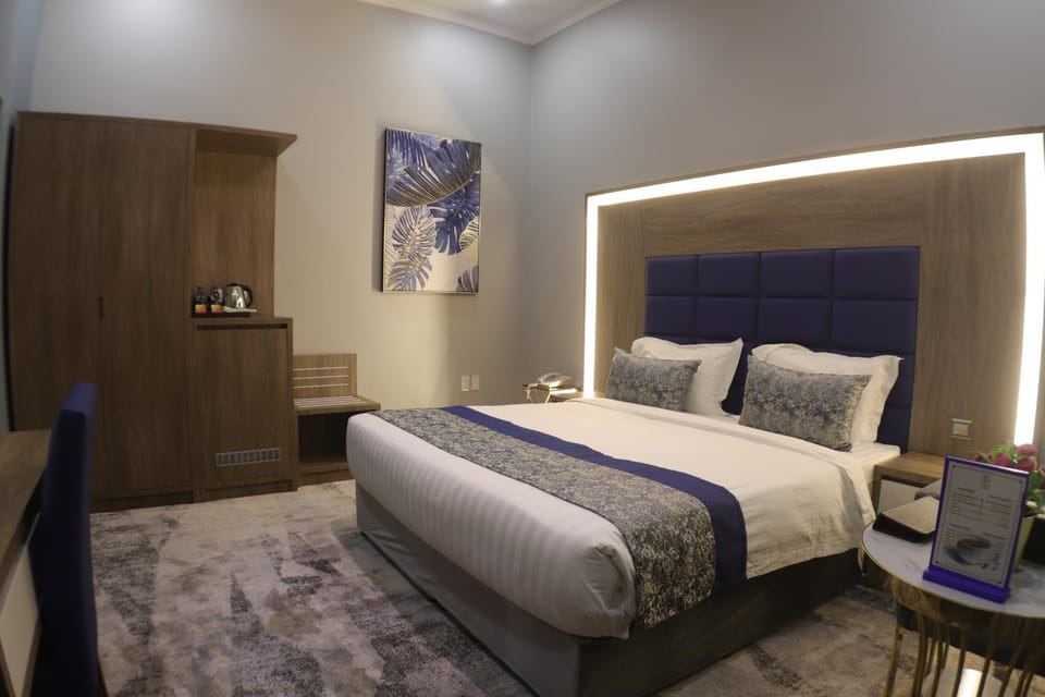 Bed, Coffee/tea facilities, Photo of the whole room, Decorative detail, Decorative detail, Bedroom, On site, room service