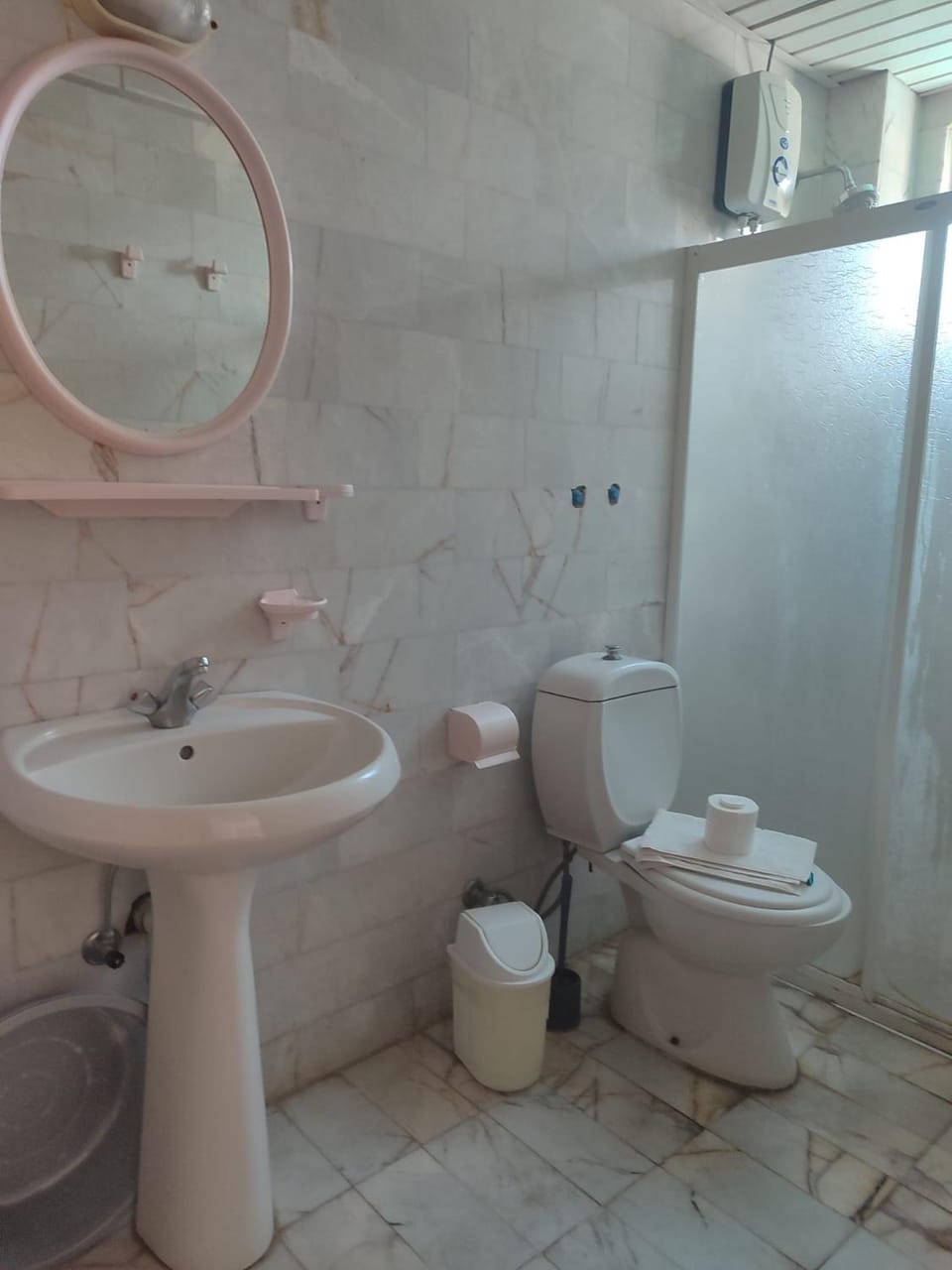 Shower, Toilet