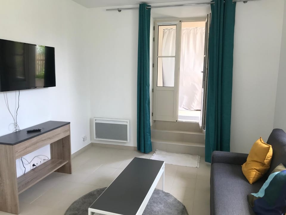 Cannes 2 pieces de 49 m2 ,piscine. Jardin privatif Apartment in Cannes