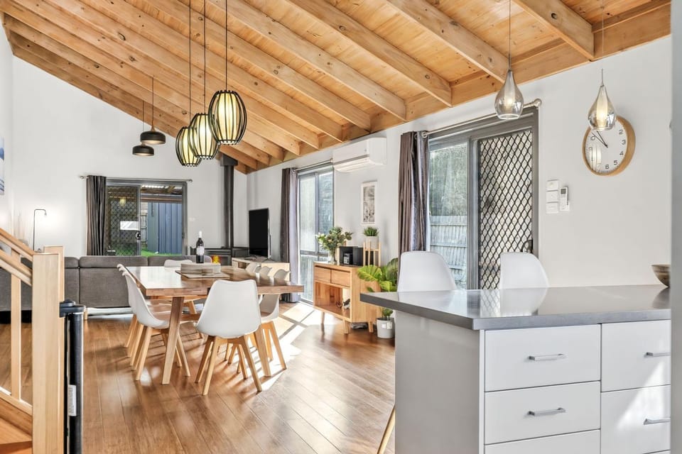 Scenic Beach Escape - BYO Linen House in Apollo Bay