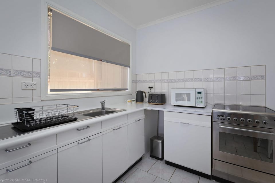 Scenic Beach Apartment - BYO Linen House in Apollo Bay