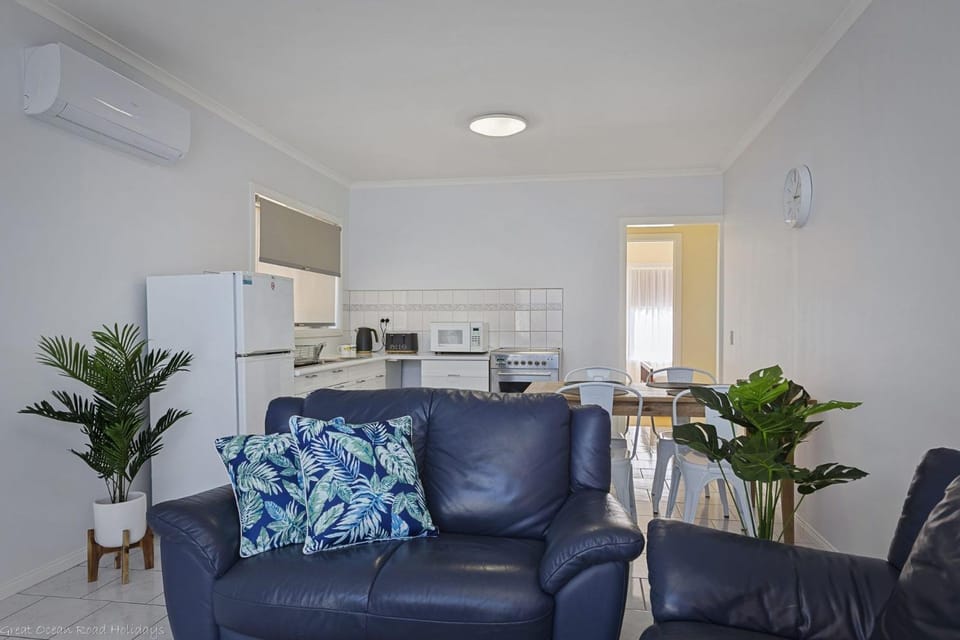 Scenic Beach Apartment - BYO Linen House in Apollo Bay