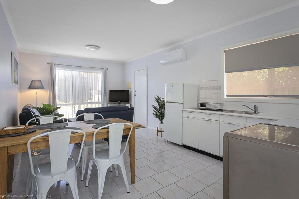 Scenic Beach Apartment - BYO Linen House in Apollo Bay
