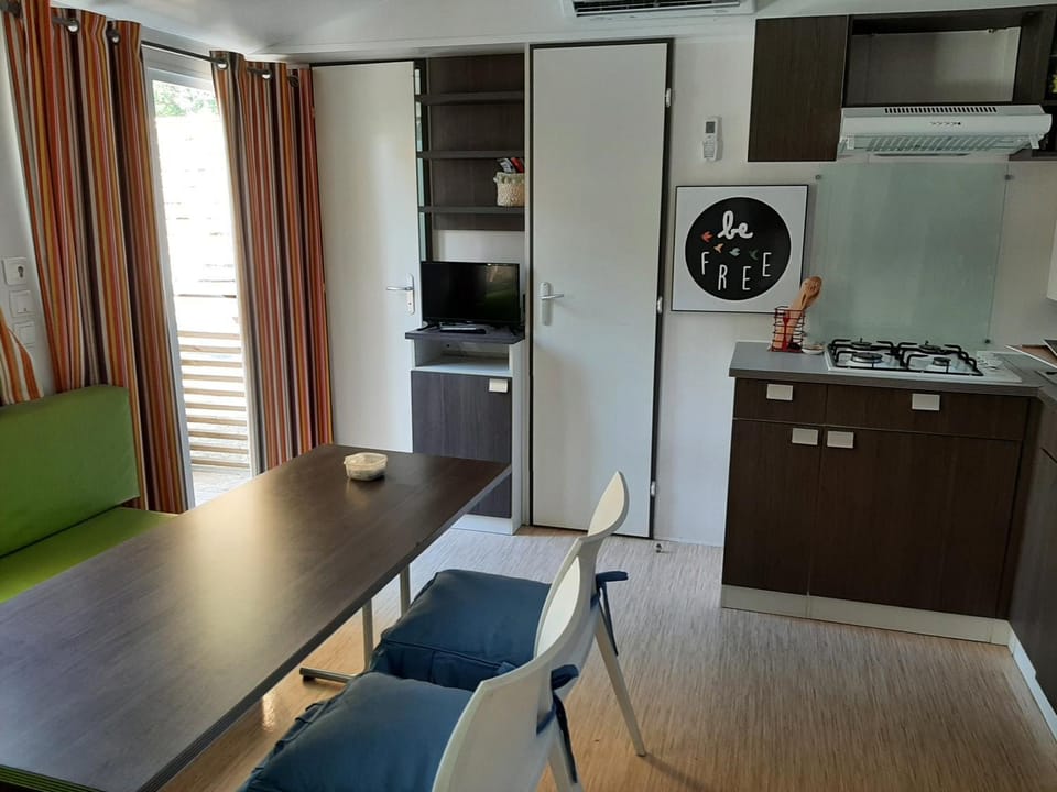 mobile home entierement équipé Campground/ 
RV Resort in La Roque-d'Anthéron