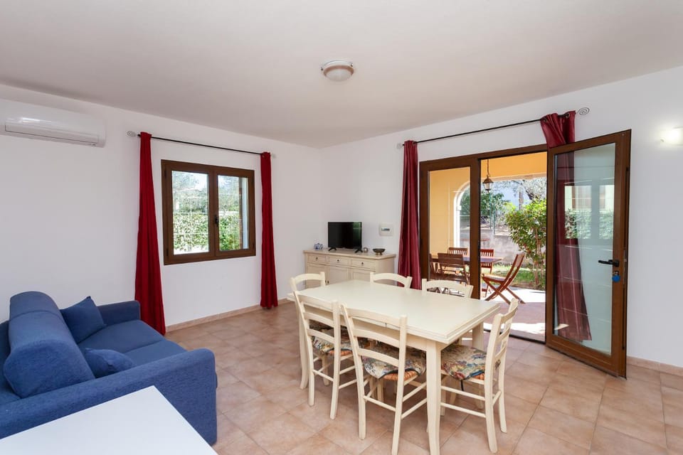 Day, Natural landscape, Living room, Seating area, Time of day