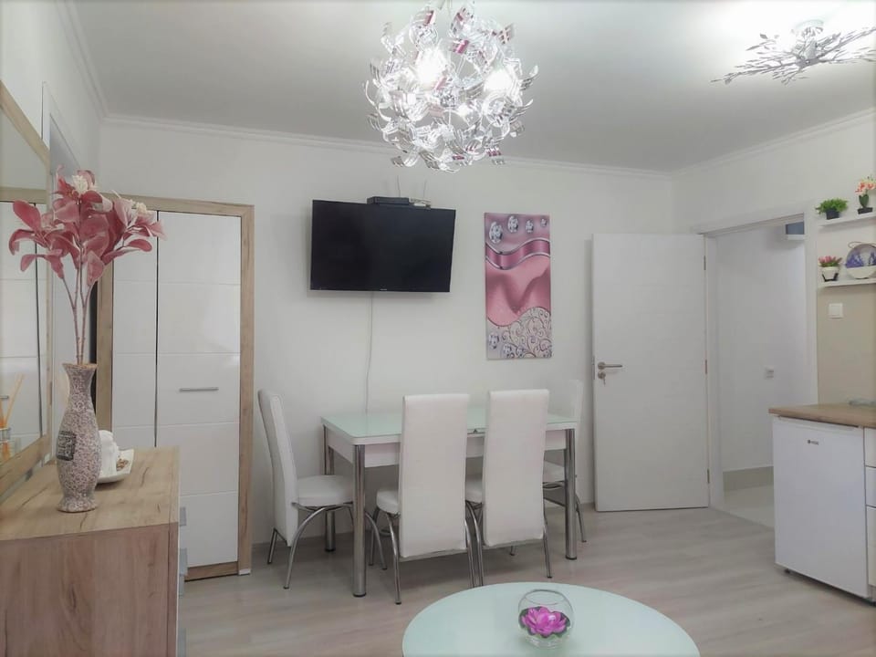 TV and multimedia, Living room, Seating area, Dining area