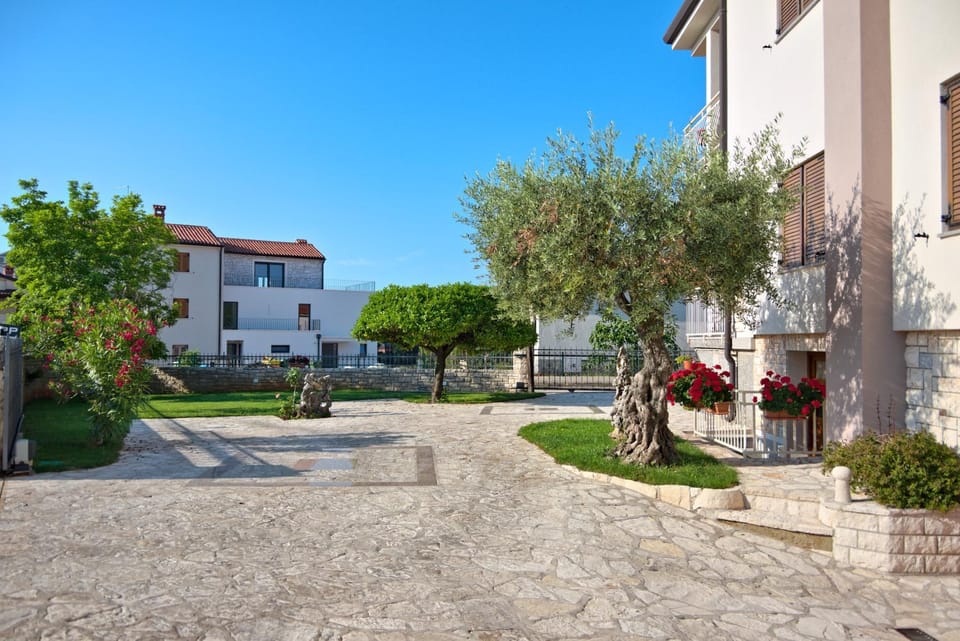 Property building, Patio, Facade/entrance