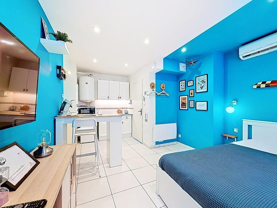 Bed, TV and multimedia, Photo of the whole room, Seating area, Dining area, Bedroom, pet friendly, air conditioner