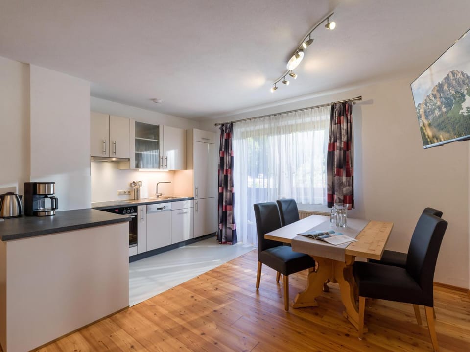 Coffee/tea facilities, Kitchen or kitchenette, Seating area, Dining area, oven, stove
