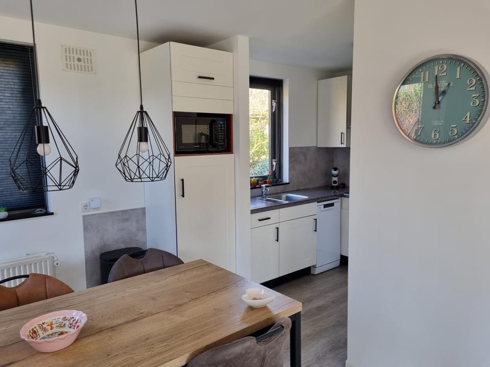 Kitchen or kitchenette, Dining area, oven, stove