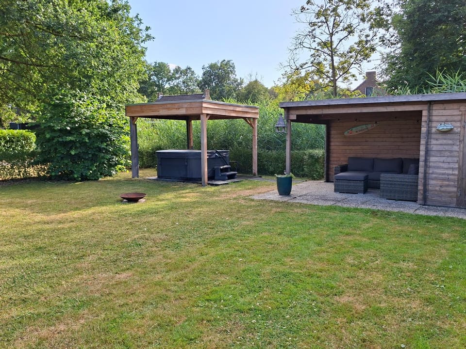 Vakantiewoning met overdekte, voorverwarmde jacuzzi in grote tuin House in Gelderland, Netherlands