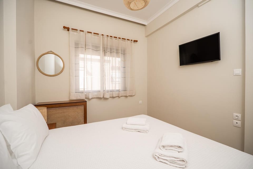 Bed, TV and multimedia, Photo of the whole room, Bedroom