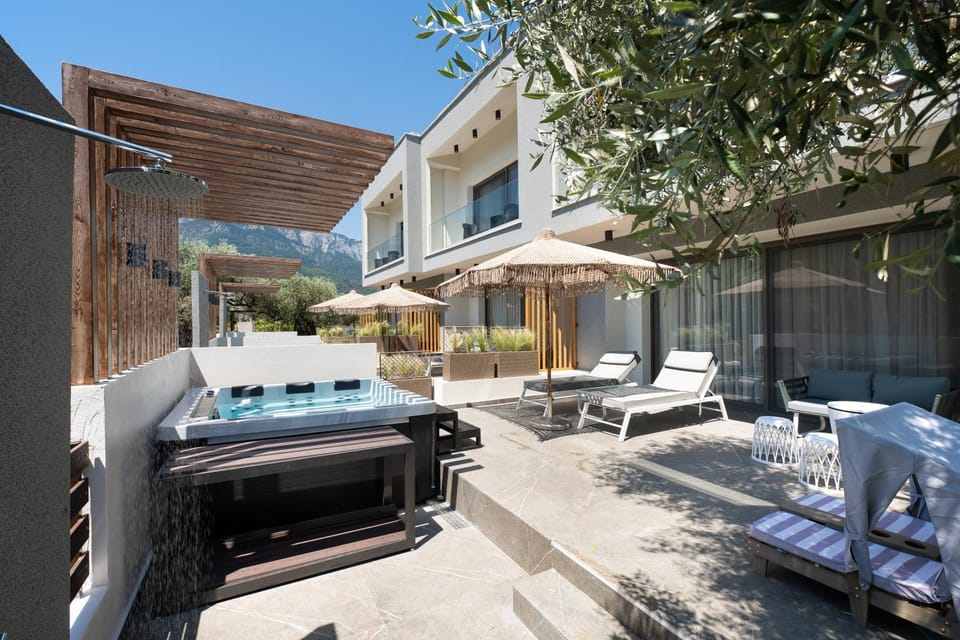 Patio, Hot Tub, Seating area, sunbed